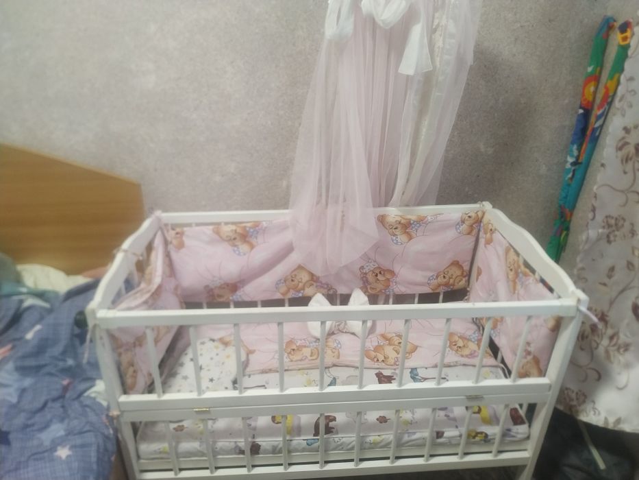 Дитяча кроватка з маятником