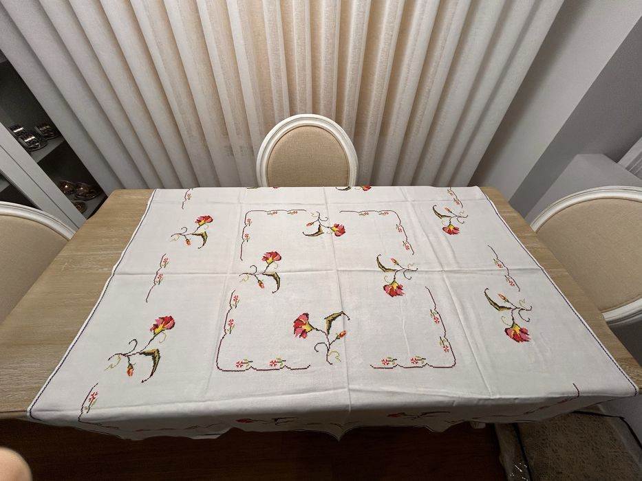 Toalha de Mesa com Bordado em Ponto Cruz