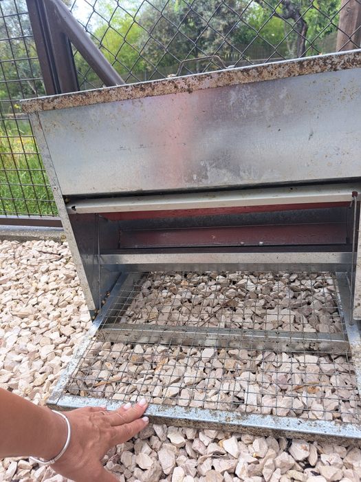 Comedouro c/ abertura contrapeso c/ abertura, 20 Kg. para galinhas