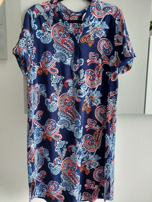Lekka granatowa sukienka z paskiem Quiosque 42 (40) wzór paisley