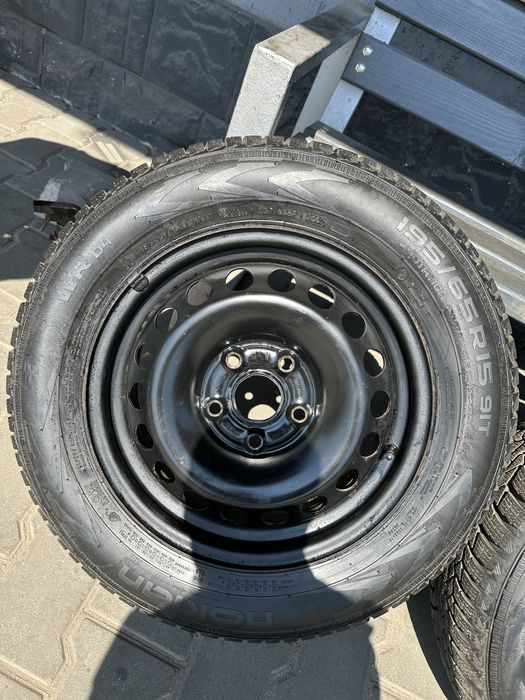 Зимняя резина Nokian 195/ 65 R15 на  дисках