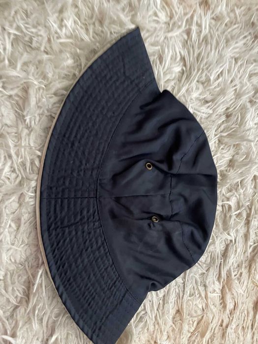 chapeu azul escuro impermeavel