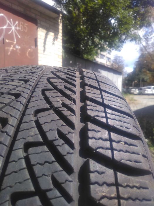 продам одну шину goodyear ultragrip 205/45/r17