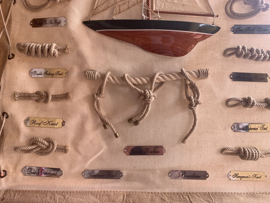 Quadro com barco e nós marinheiro