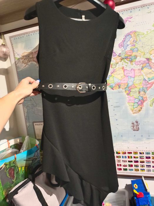 Fajna czarna sukienka, z ciekawą rozcięciem.