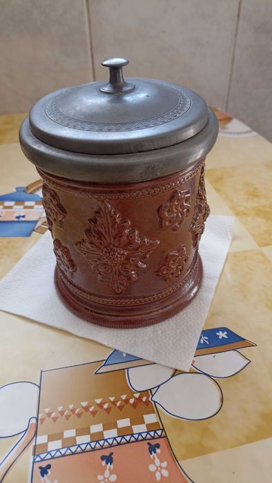 Pote tabaco antigo em grés e chope cerveja