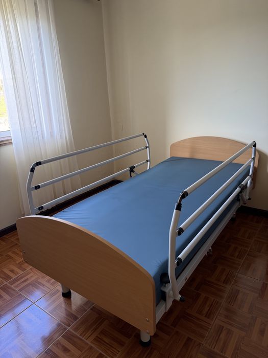 Cama articulada com rodas