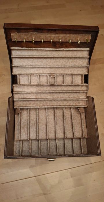 Caixa de joias- adaptacão de uma Antiga caixa de arquivo em madeira,