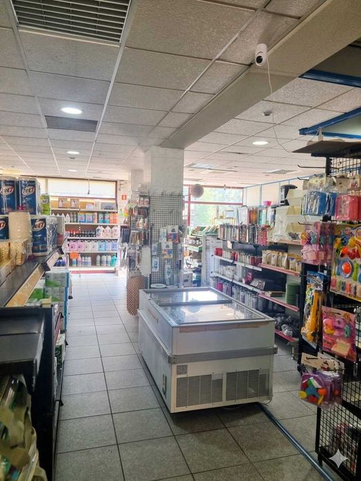 trespasse de minimercado em pleno funcionamento