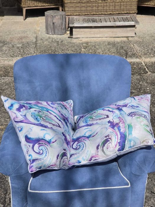 Conjunto de 3 almofadas decorativas iguais (estampado azul/roxo)