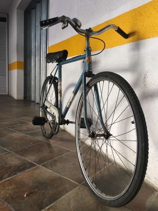 Bicicleta antiga reparada em excelente estado