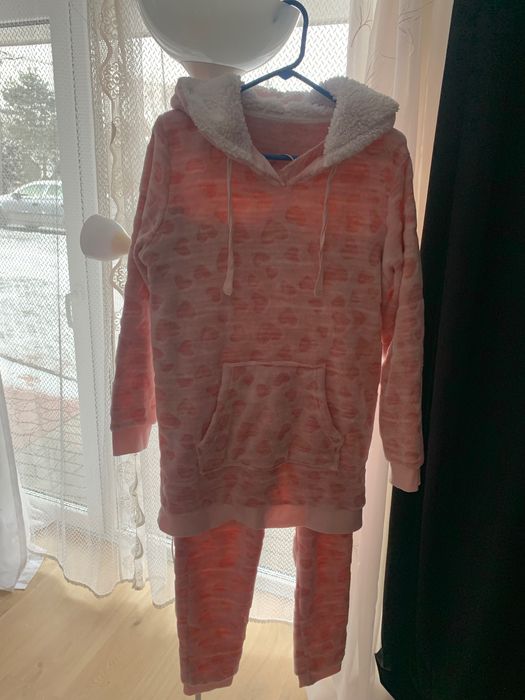 Piękna, różowa, ciepła piżama.