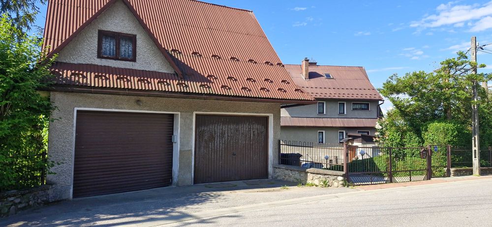 Dom w górach nad jeziorem Czorsztyńskim