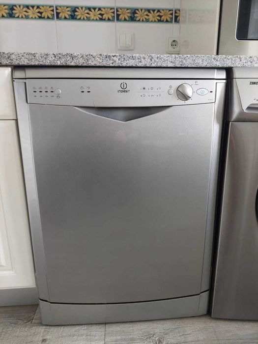 Máquina de lavar loiça INDESIT IDL 60 S - totalmente funcional