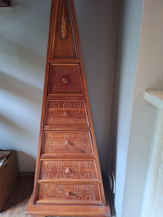 Komoda w kształcie piramidki.