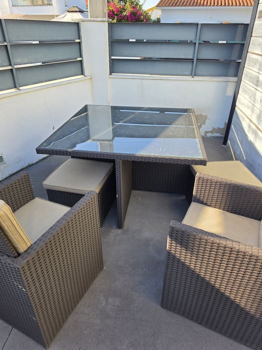 Mesa de jardim e poltronas