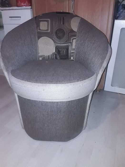 Dwie pufy z oparciem, otwierane