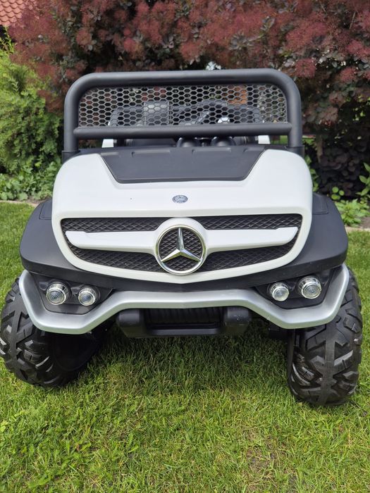 Duże auto na akumulator Mercedes unimog