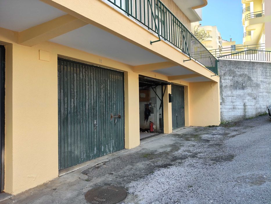 Garagem à Venda em Arruda dos Vinhos – 45,5 m² com WC e Contadores Independentes