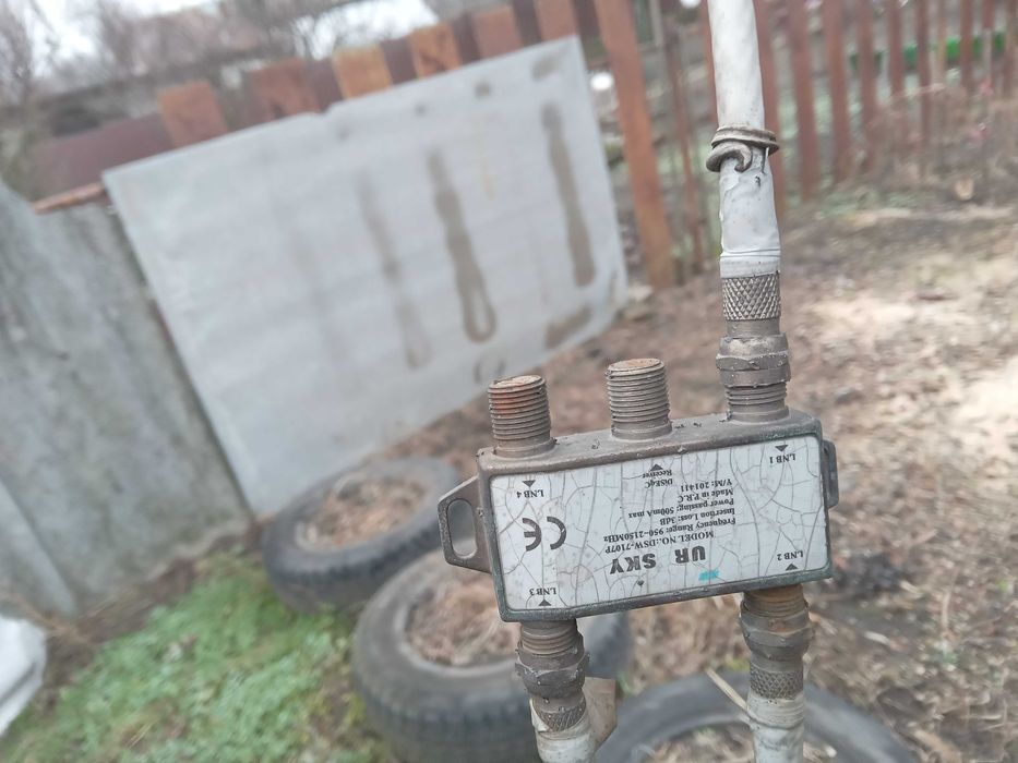 Спутниковая антена Variant с 3-мя головками и кабелем