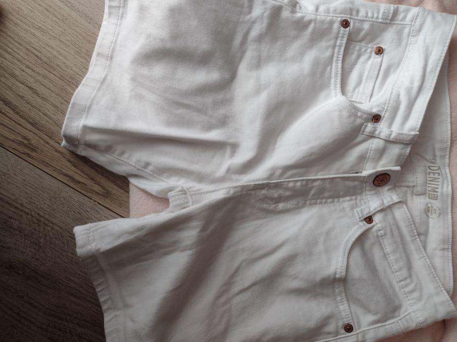 Białe spodenki jeansowe