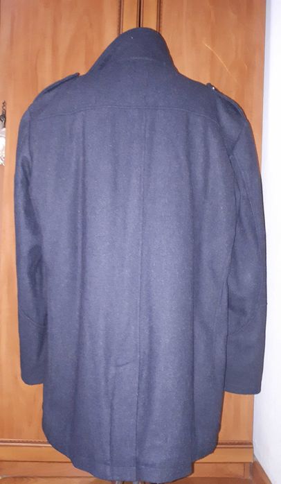 Ciemny męski płaszcz Pawo