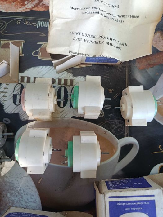 Микроэлектродвигатель для игрушек СССР. Много есть радиодеталей