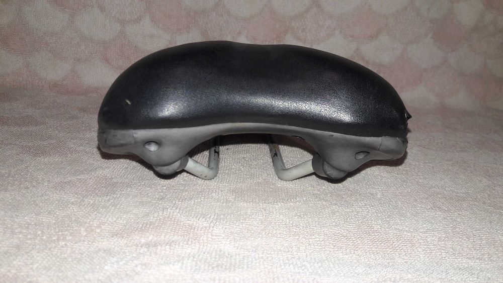 Сиденье и педали на горный велосипед.