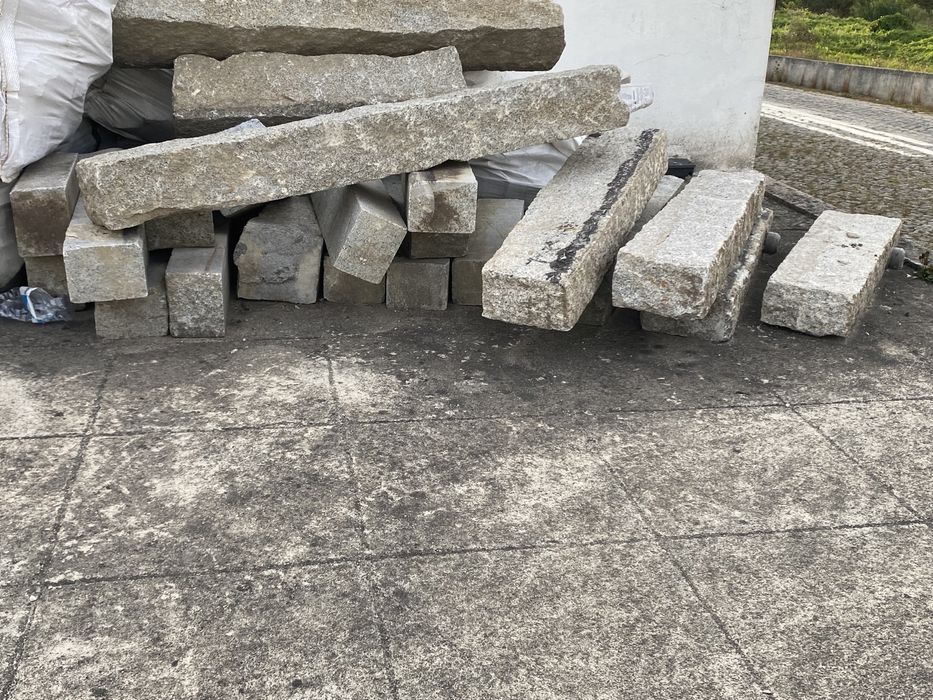 Cubos de Granito e Guias de Pedra usadas para venda