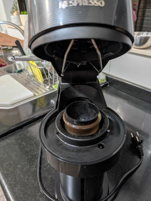 Máquina de Café Nespresso Vertuo Next – Original, Usada em Bom Estado