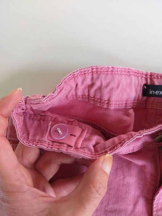 Krótkie spodenki z kieszonkami i regulacją w pasie