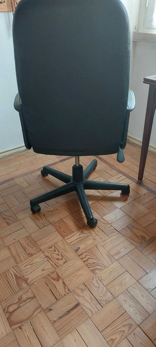 Cadeira de trabalho ergonómica, regulável e com rodas