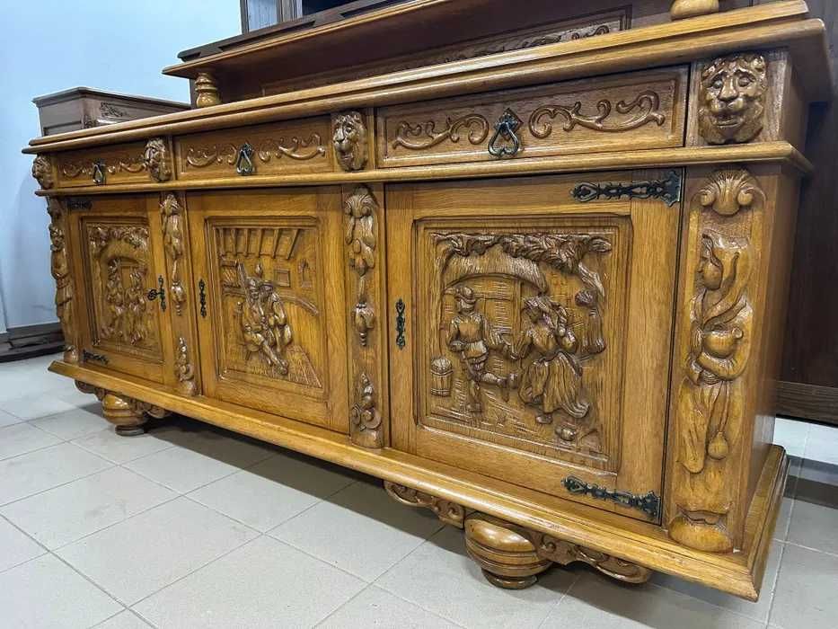 Rzeźbiony komplet – witryna, komoda, stół + 6 krzeseł.