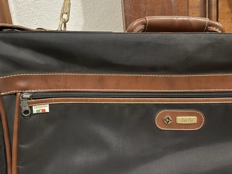 Porta-fatos com cabide e alça