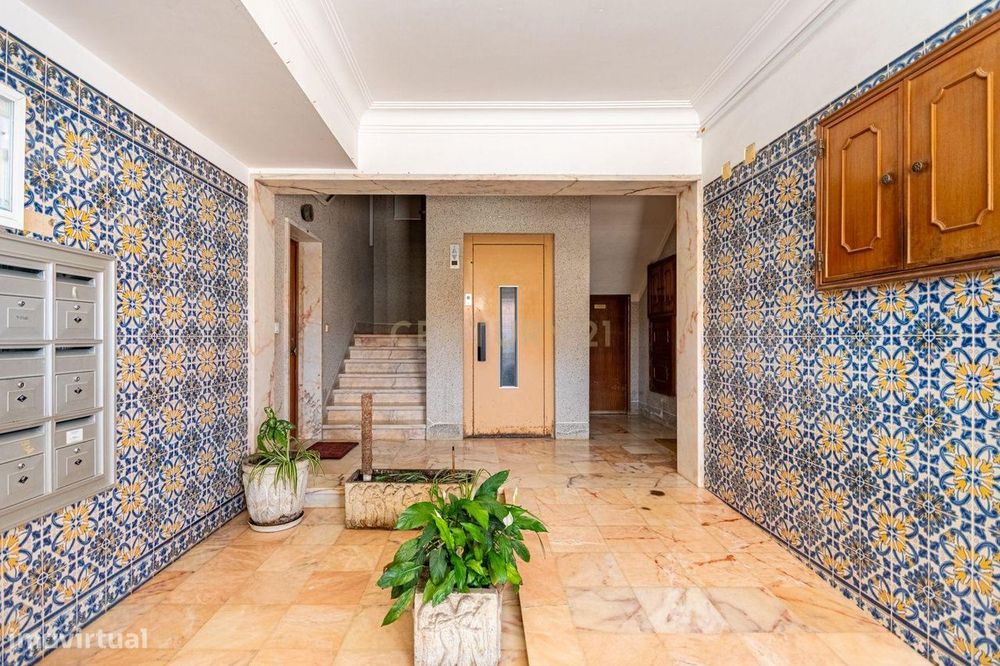 Apartamento T2 com elevador e varandas, em Algueirão-Mem Martins, Sint