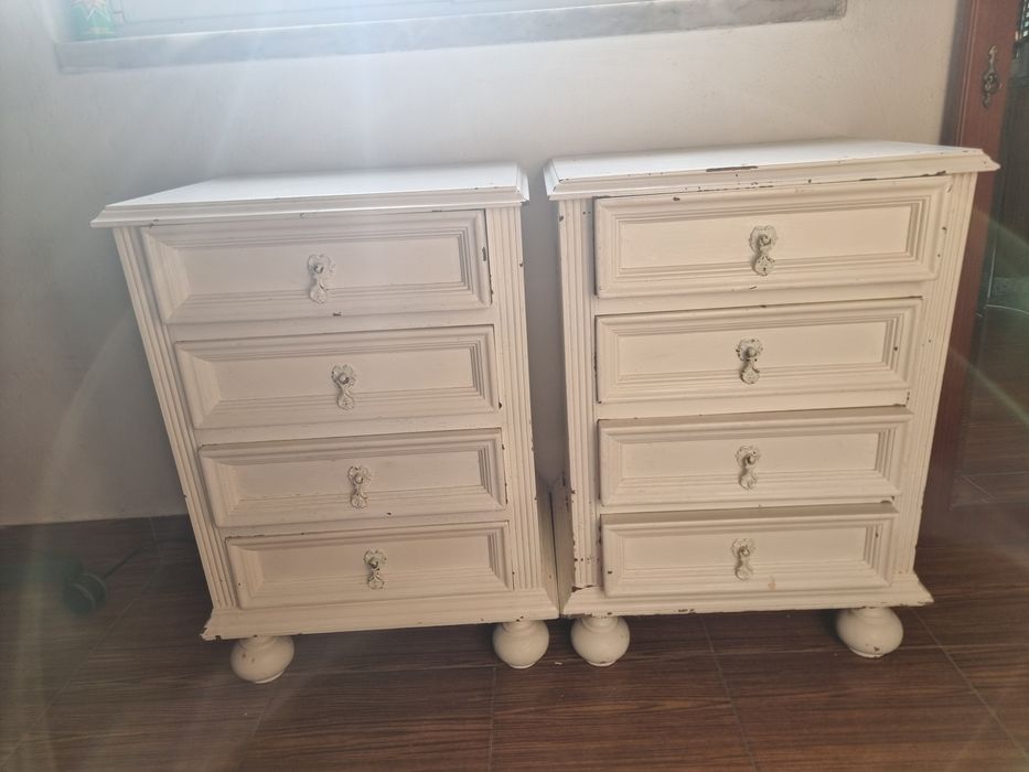 Par de Cómodas / Mesas de Cabeceira Clássicas - Estilo Vintage