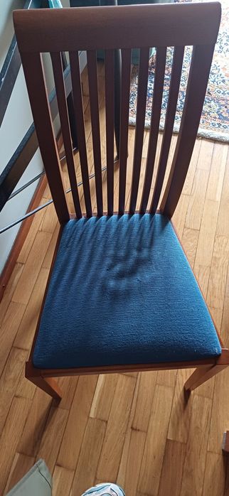 Mesa de jantar, cadeiras e aparador