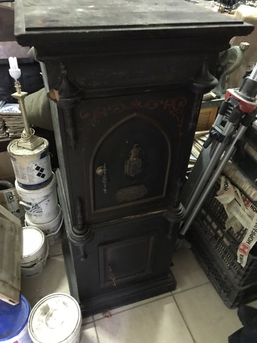 Cofre antigo em bom estado