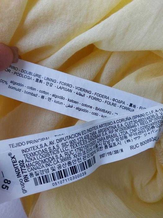 Жовта максі-сукня сарафан з вишивкою без рукавів zara
