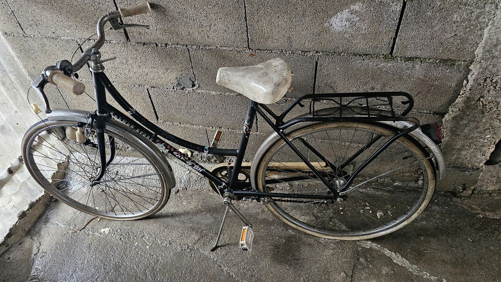 Vendo 3 bicicletas antigas  preço por cada uma negociavel