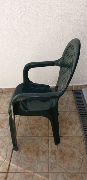 Cadeiras plásticas para exterior, como novas