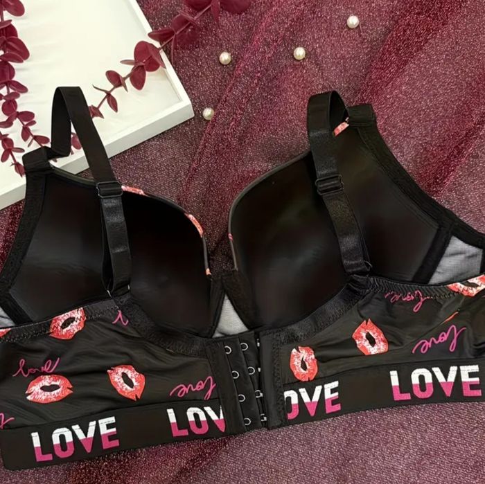 Бюстгалтер на чотири застьожки