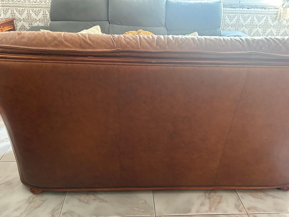 Sofá de pele castanho