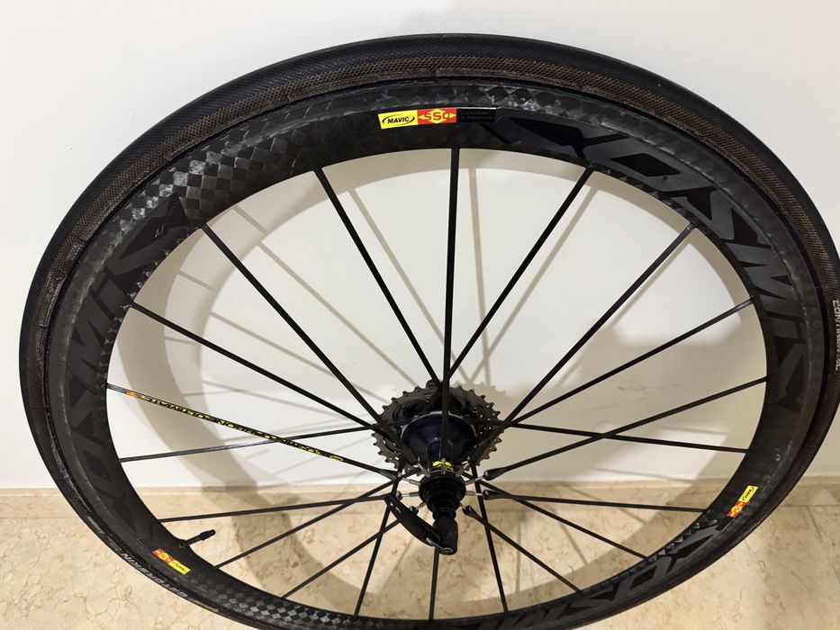 Rodas Mavic Carbono Estrada de 40 mm.