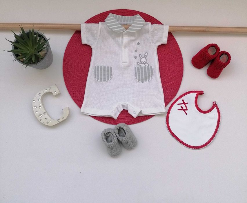 Babygrow manga curta branco e cinza + babete