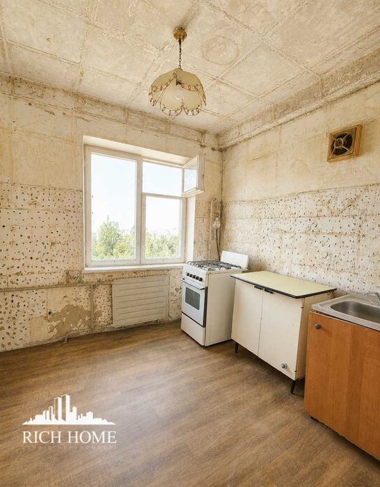 вул. Чистякіська. Продаж 2к квартири біля метро під ваше дизайнерське рішення.