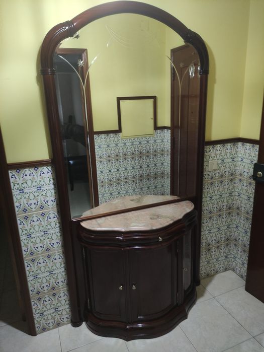 Móvel com gavetas e pedra em mármore