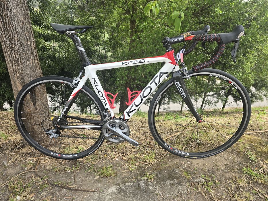 Bicicleta de estrada carbono s bem equipada