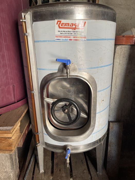 Vendo 2 Cubas de Vinho 600L e 200L