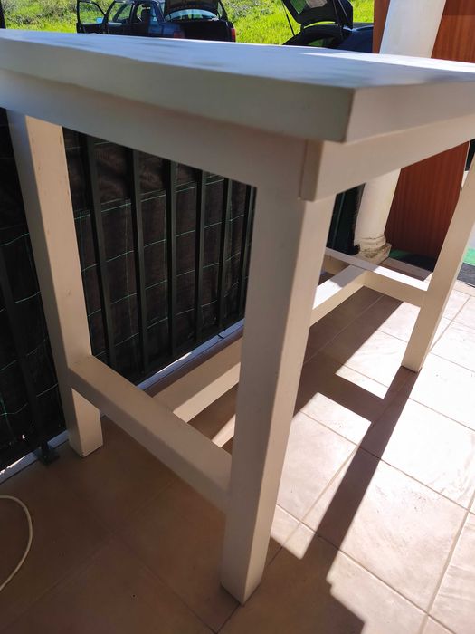 Vendo mesa com 4 cadeiras altas